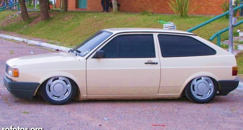 Opala antigo branco em alta velocidade