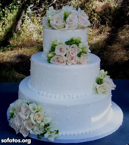 Bolo de casamento branco