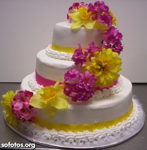 Bolo de casamento branco com flores rosa e amarela
