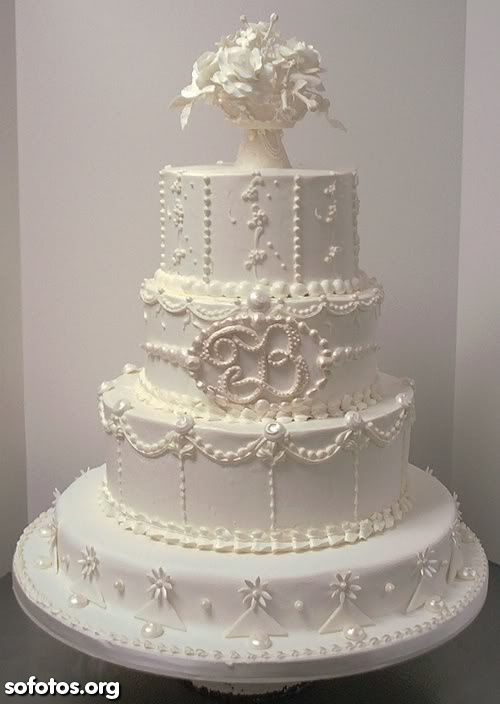 Bolo de casamento branco redondo