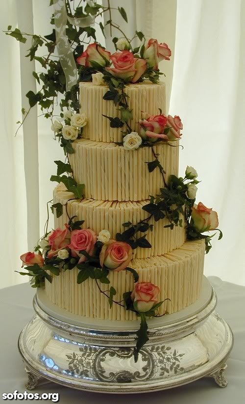 Bolo de casamento coberto com flores