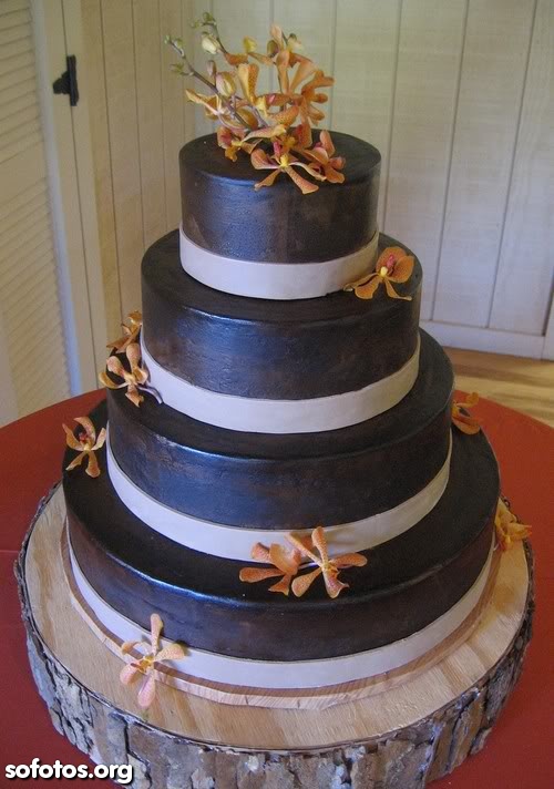 Bolo de casamento com cobertuda de chocolate