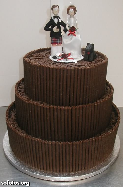 Bolo de casamento com cobertura de chocolate