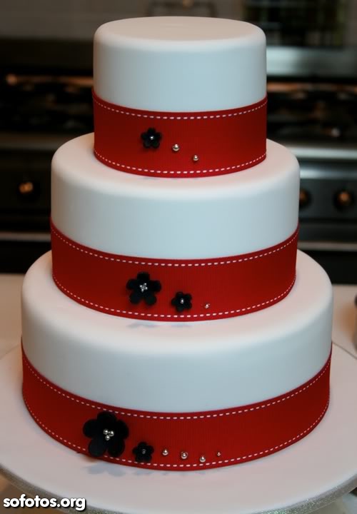 Bolo de casamento com faixas vermelhas