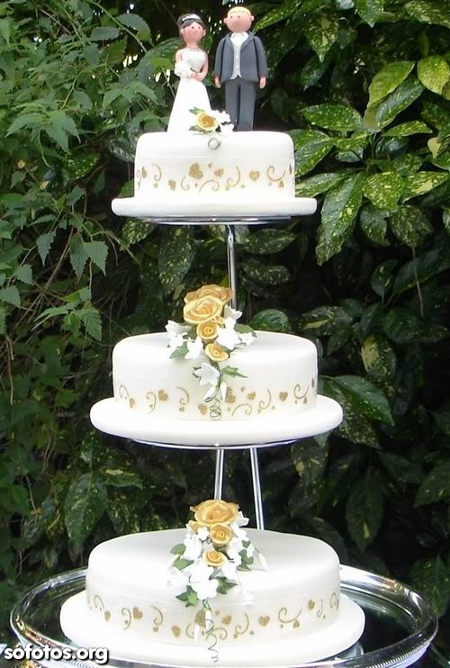 Bolo de casamento com noivinhos no topo