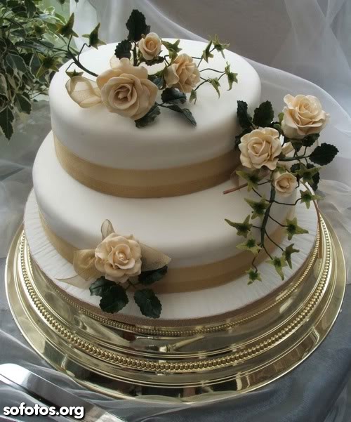 Bolo de casamento com rosas amarelas