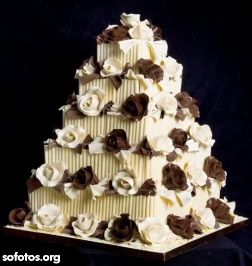 Bolo de casamento com rosas de chocolate