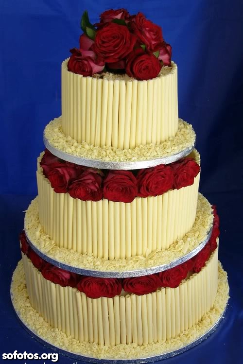 Bolo de casamento creme com rosas vermelhas