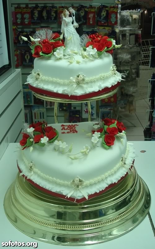 Bolo de casamento em formato de coração