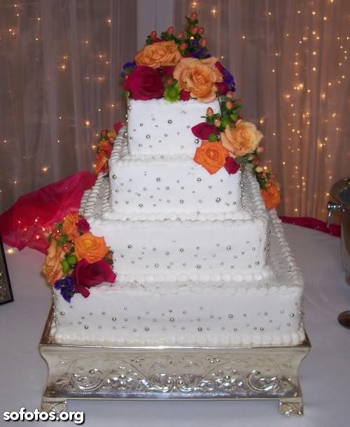 Bolo de casamento quadrado branco