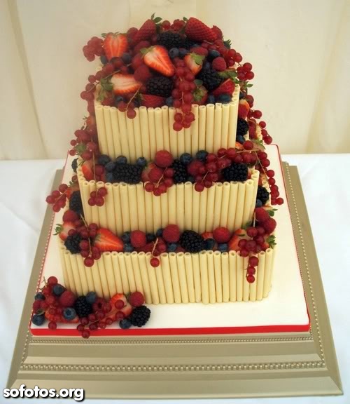 Bolo de casamento quadrado com morangos