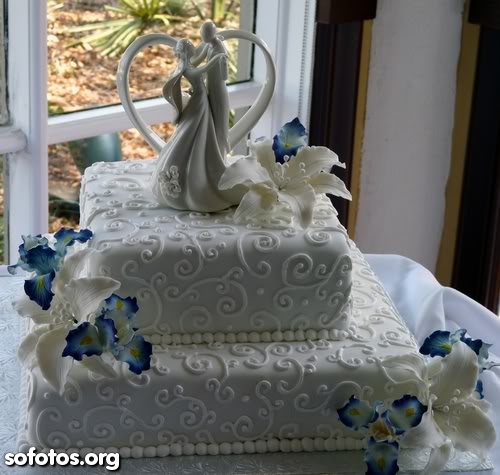 Bolo de casamento quadrado com noivinhos