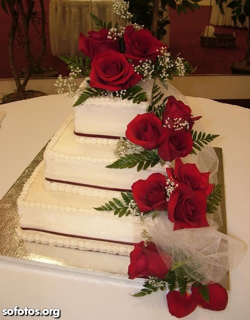 Bolo de casamento quadrado com rosas vermelhas