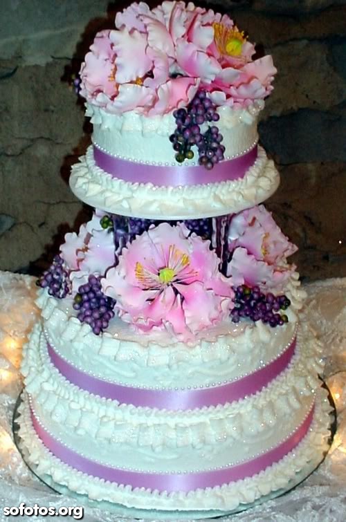Bolo de casamento redondo branco com flores rosa