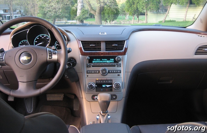 Painel central do Chevrolet Malibu 2009