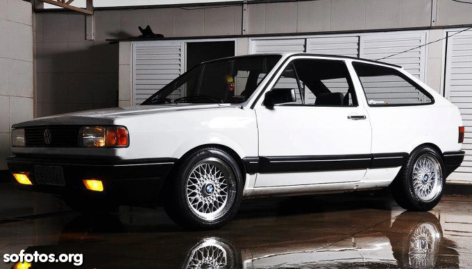 Gol quadrado branco com roda bbs