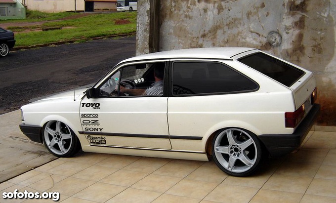 Gol quadrado branco com rodas 17