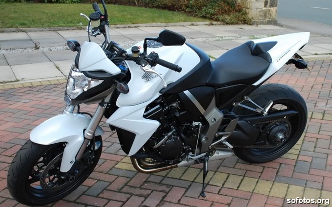 Honda CB 1000R Branca com roda preta
