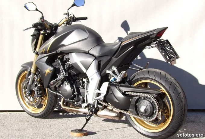 Honda CB 1000R Cinza com as rodas douradas