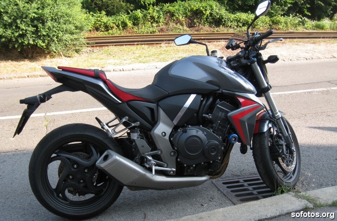Honda CB 1000R Cinza e Vermelha