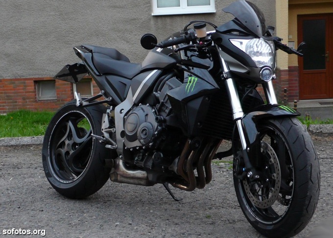Honda CB 1000R com roda preta