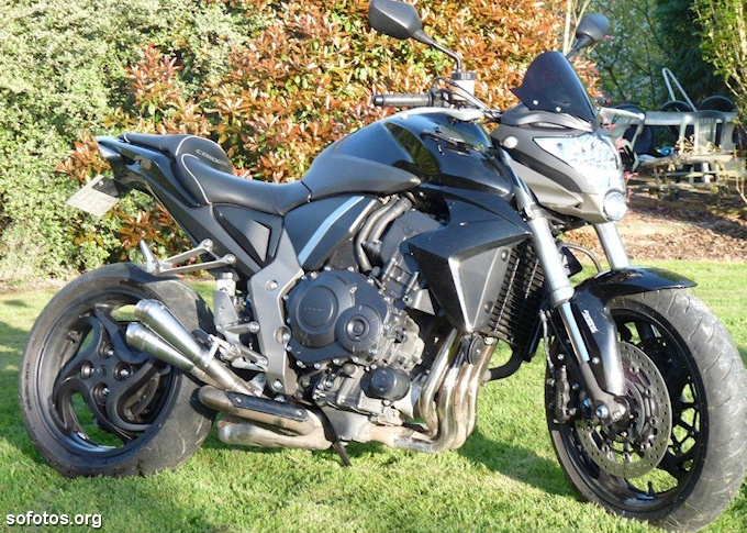 Honda CB1000 R na grama