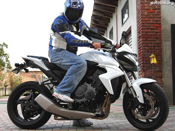 Sentado na Honda CB 1000 R