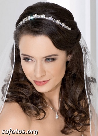 Noiva cabelo solto com tiara de arquinho