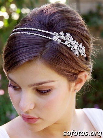 Noiva de cabelo preso com tiara