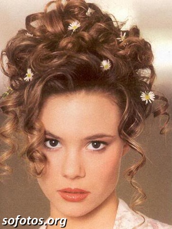 Penteado com flor para noiva