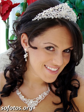 Penteado para noiva com coroa