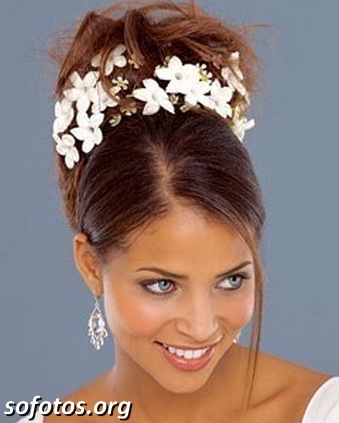Penteado para noiva de cabelo crespo