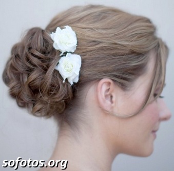 Penteado para noivas com flor