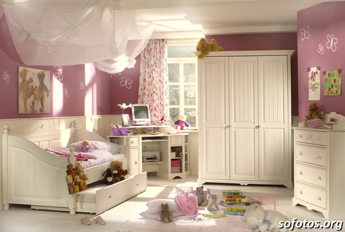 Quarto de bebê bege rosa e branco