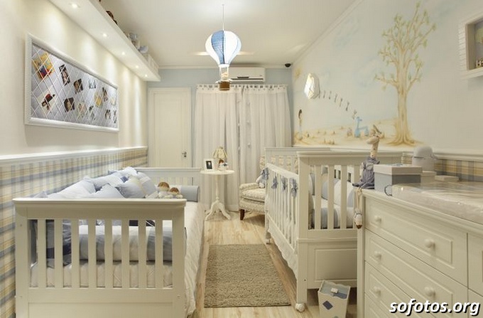 Quarto de bebê branco luxuoso