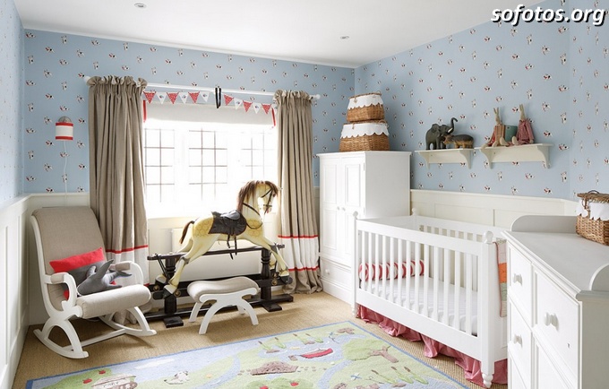 Quarto de bebê com cavalinho