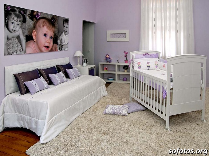 Quarto de bebê roxo