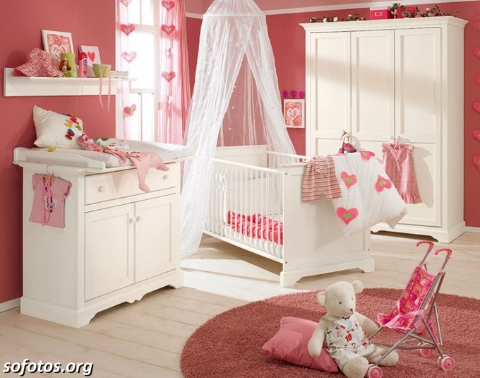quarto de bebê vermelho
