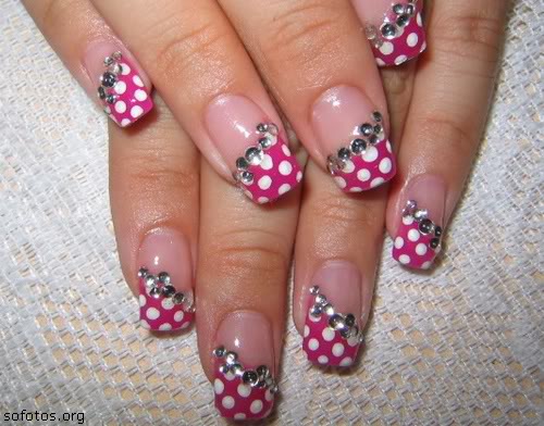 Unhas decoradas com bolinhas