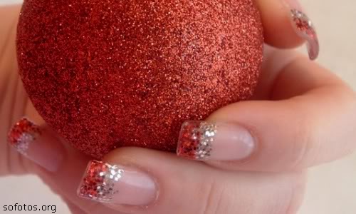 Unhas decoradas com bolinhas vermelhas