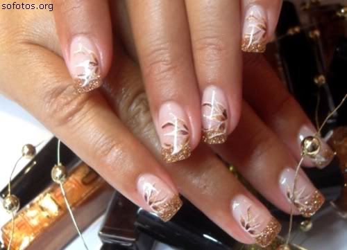 Unhas decoradas com dourado