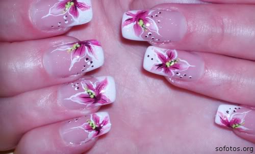 Unhas decoradas com flores vermelhas