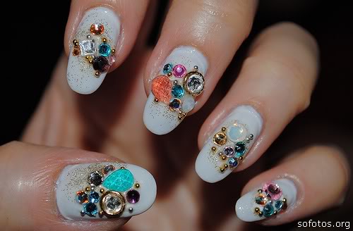 Unhas decoradas com pedrarias