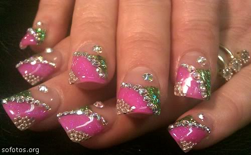 Unhas decoradas com pedras