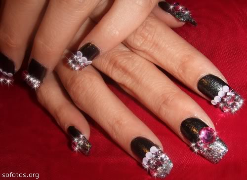 unhas decoradas com pedrinhas