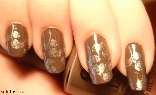 Unhas decoradas con tinta marrom