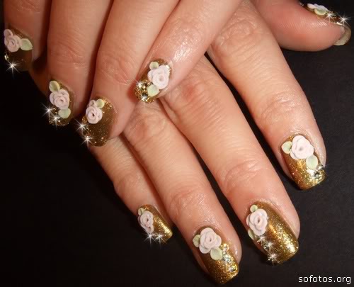 Unhas decoradas douradas