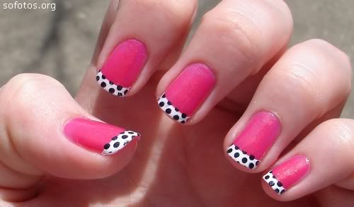 unhas decoradas na cor magenta