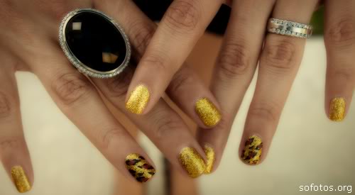 unhas douradas decoradas