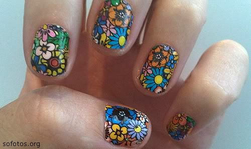 unhas pintadas com flores